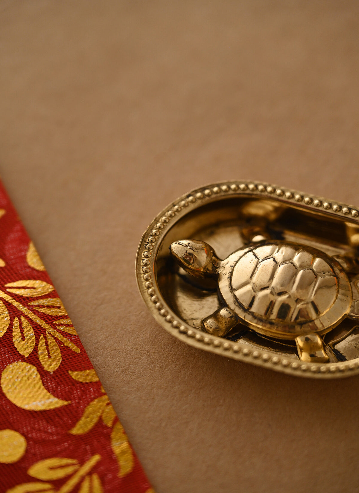 Madhoor Tortoise Brass Figurine Gold-Tone 5.25 x 3.5 cm 1 Piece