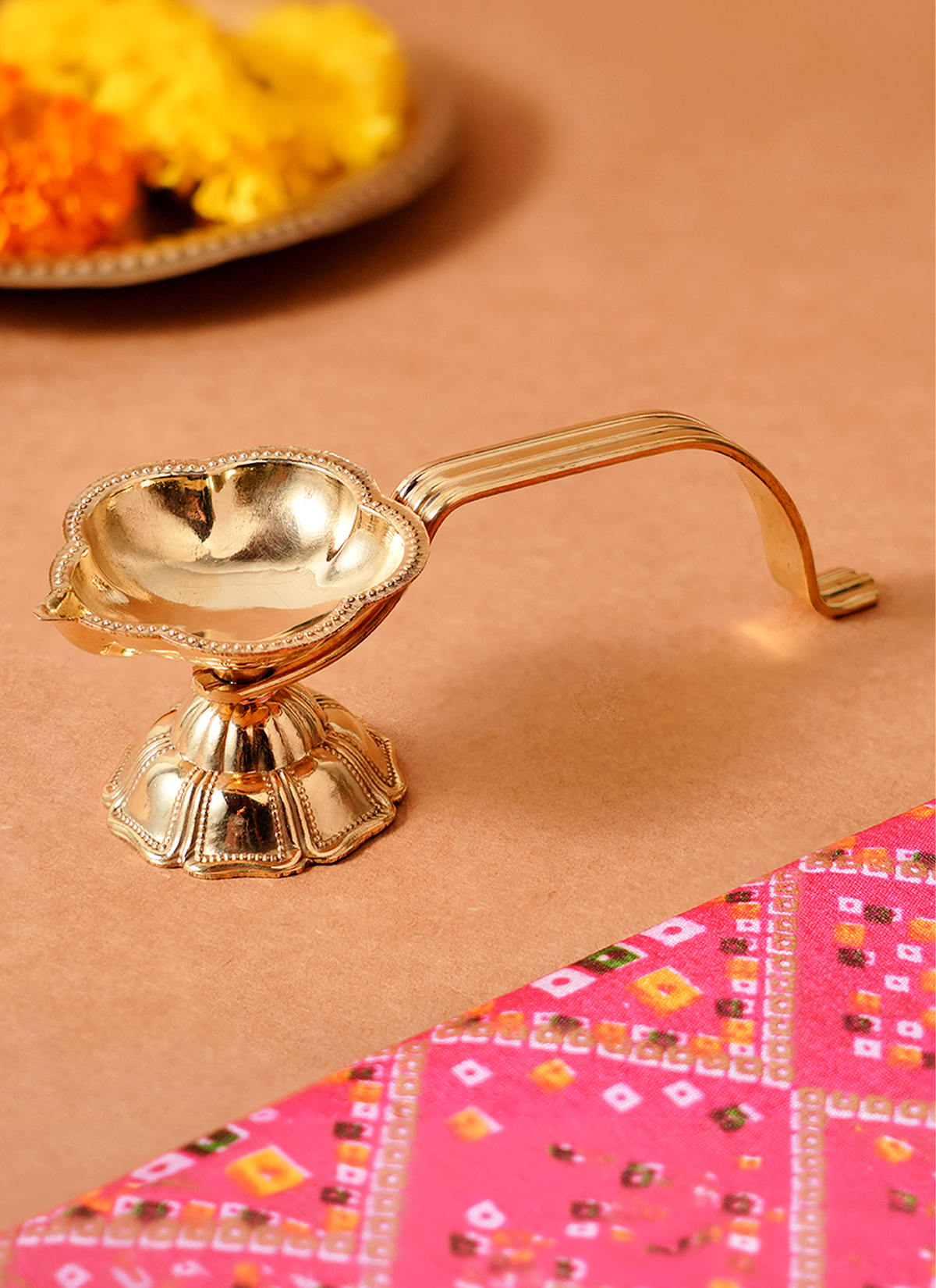 Madhoor Flower Handle Brass Diya 1 Piece