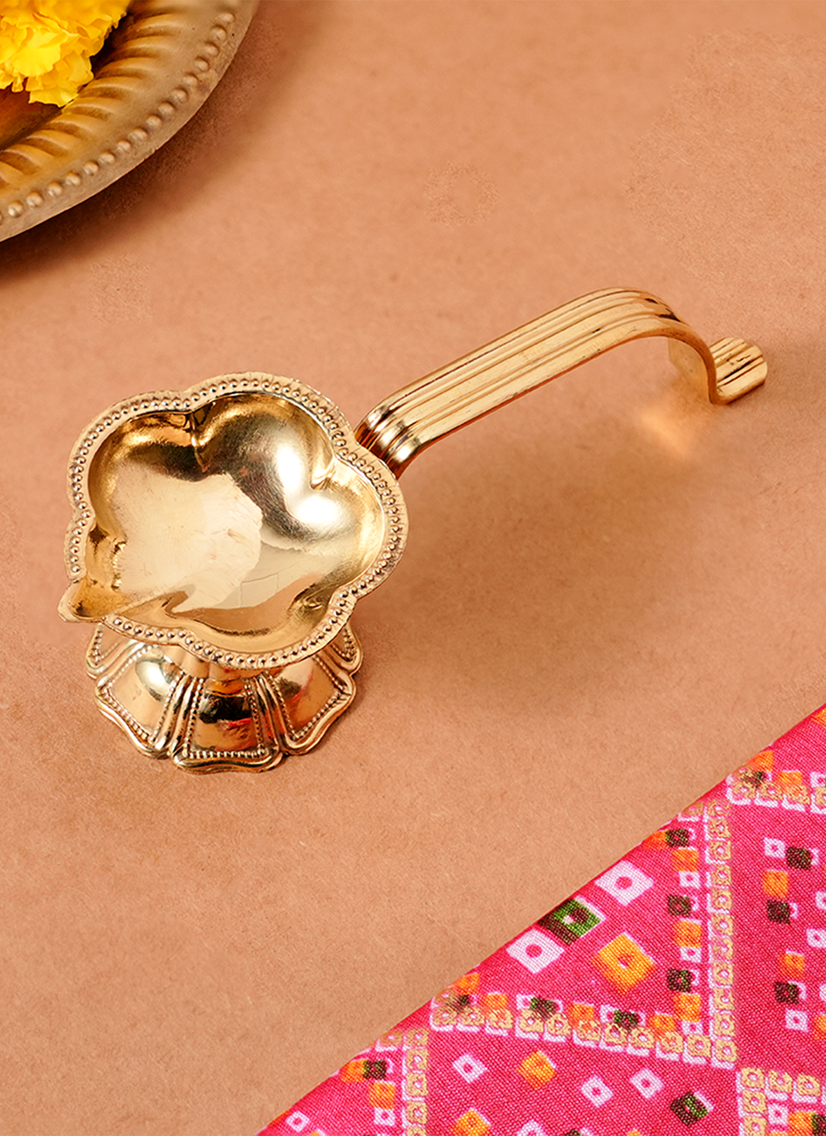 Madhoor Flower Handle Brass Diya 1 Piece