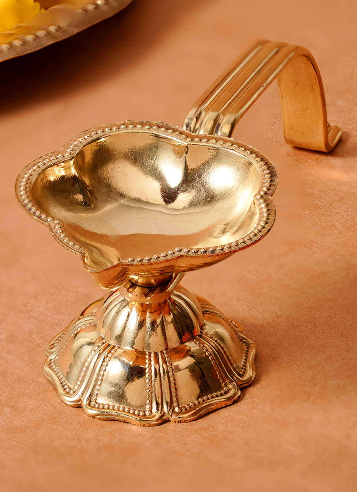 Madhoor Flower Handle Brass Diya 1 Piece