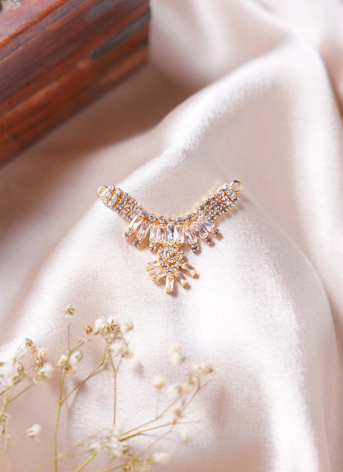 Madhoor Har Garland Stone Gold-Tone White 1 Piece