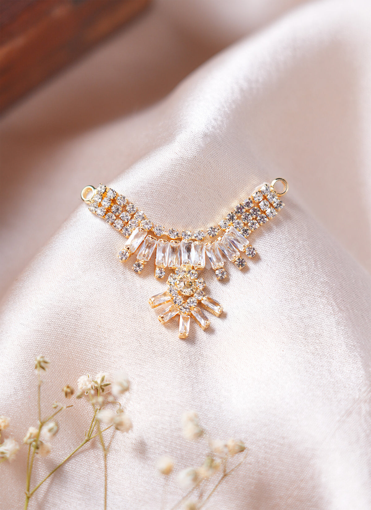 Madhoor Har Garland Stone Gold-Tone White 1 Piece